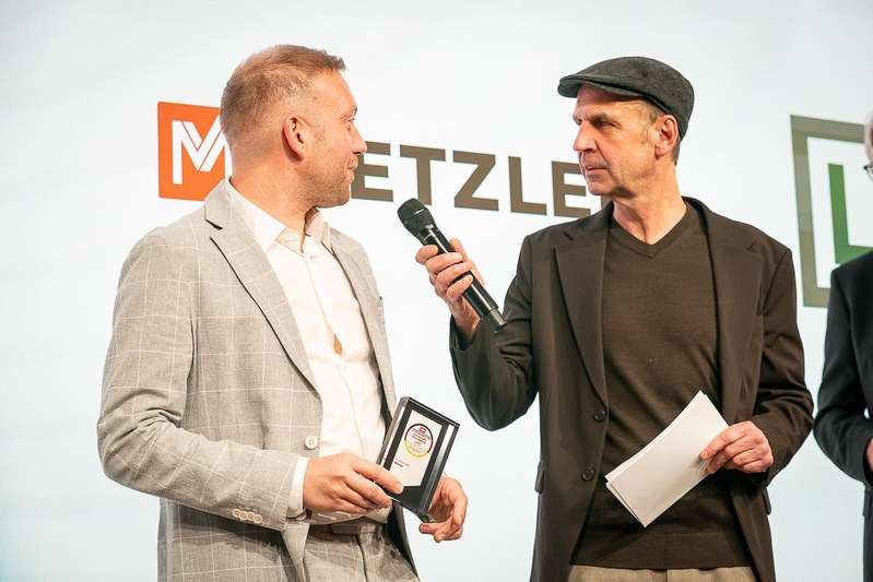 Laudator und Metzler Geschäftsführer auf der Bühne