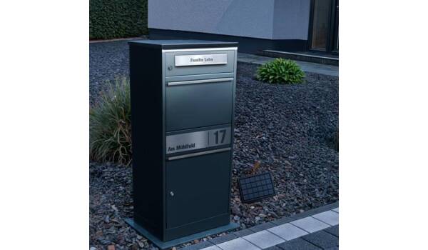 Paketboxen beleuchtet