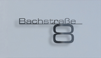 Individuell gravierte Schriftzüge aus Edelstahl