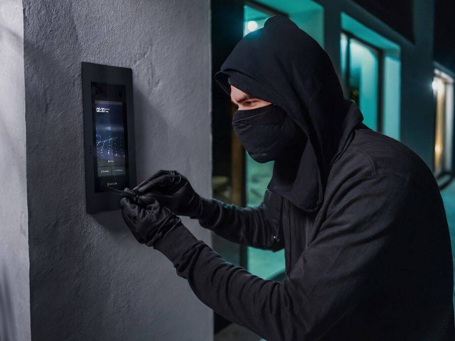 La sicurezza prima di tutto: proteggete la Vostra casa durante i mesi estivi - Sicurezza in estate: proteggete la Vostra casa con citofoni e telecamere di sorveglianza moderni