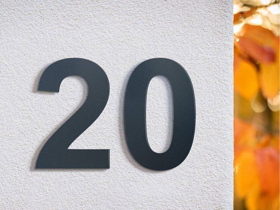 Herbstliche Dekorationen im Außenbereich: Beleuchtung, Hausnummern und Schriftzüge für eine warme Atmosphäre - Herbstliche Dekorationen im Außenbereich – Stilvolle Hausnummern, Schriftzüge & Beleuchtung von Metzler