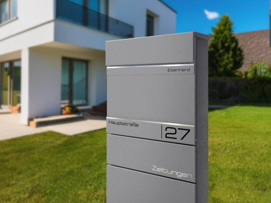 Metzler Standbriefkasten Alves 2 frontal seitlich am Hauseingang
