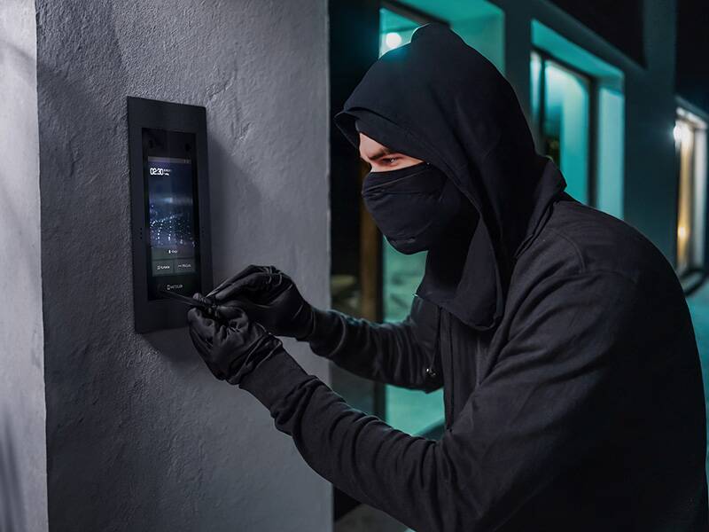 Einbrecher, der versucht SDM10X abzumontieren