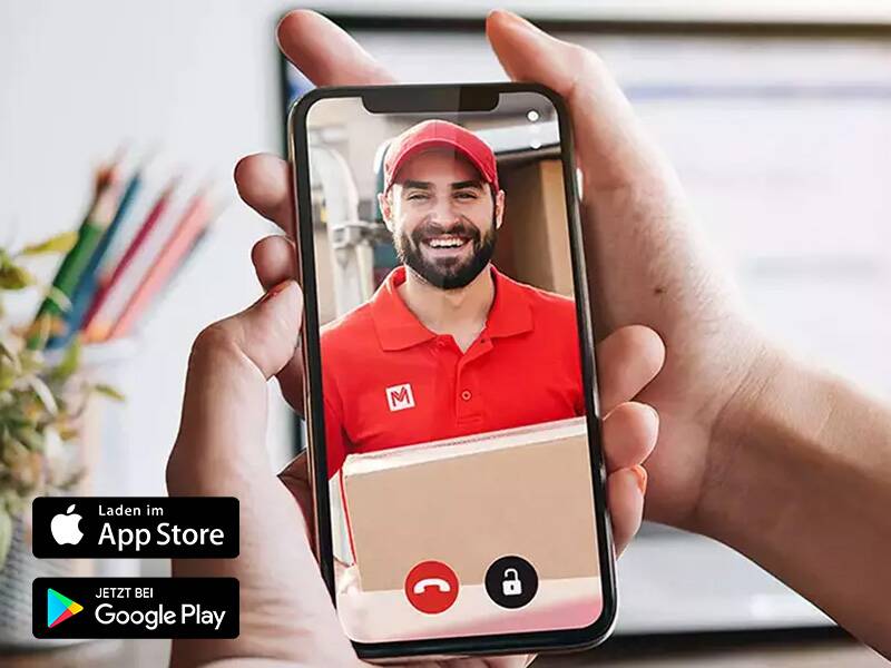 Hand mit Handy in der Hand auf dem ein Videoanruf zu sehen ist