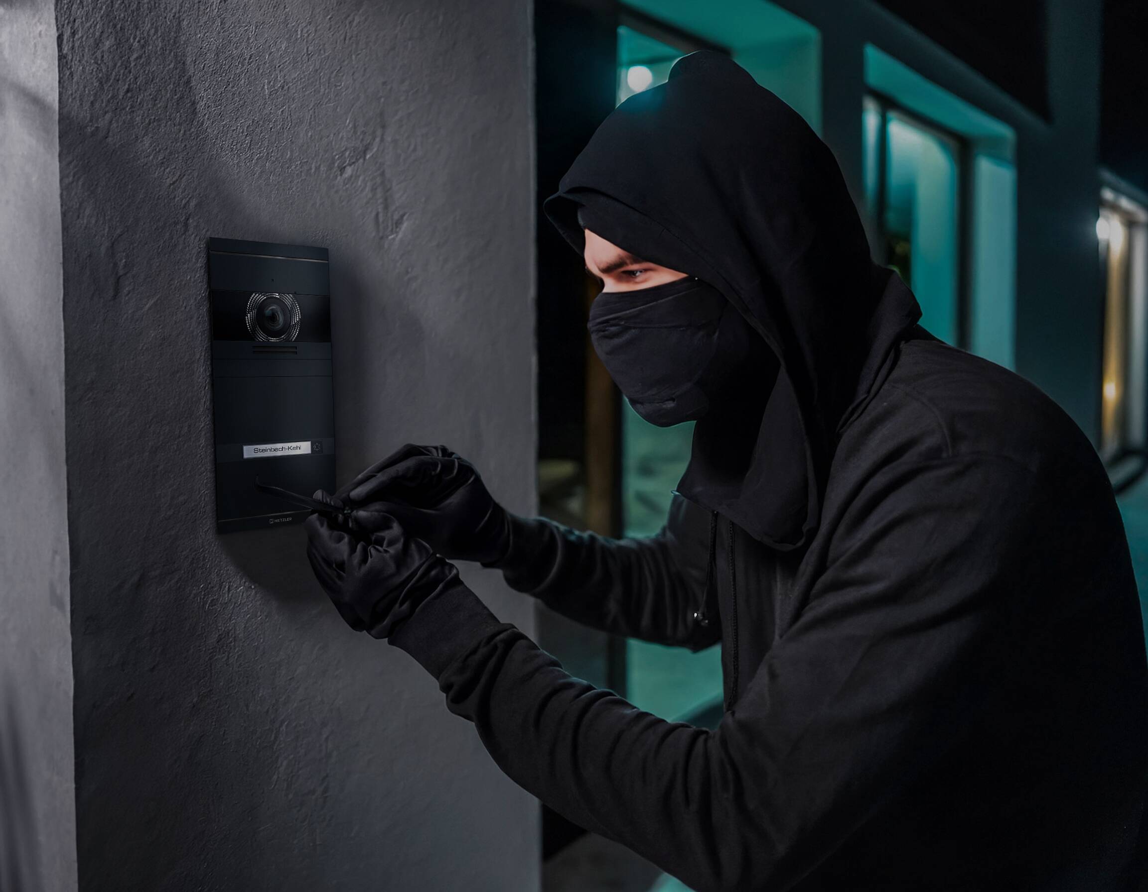 Ein Einbrecher versucht die VDM10-Neo abzumontieren