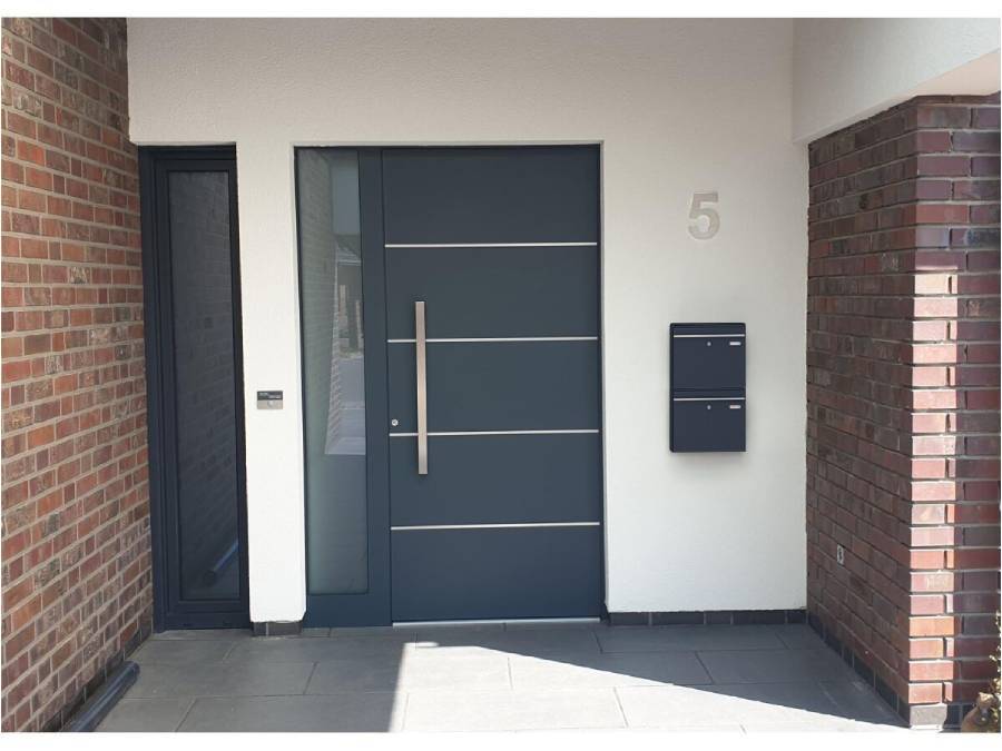 Metzler Mehrfamilienbriefkasten 2x BK212 vertikal - Szenario am Hauseingang