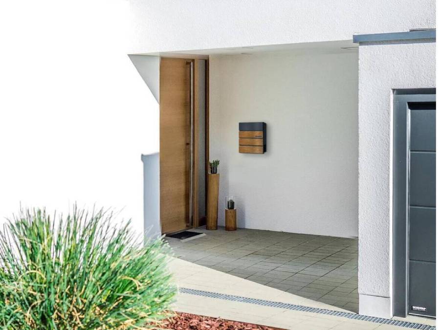 Metzler Briefkasten Anton Anthrazit Namensschild-Szenario am Hauseingang