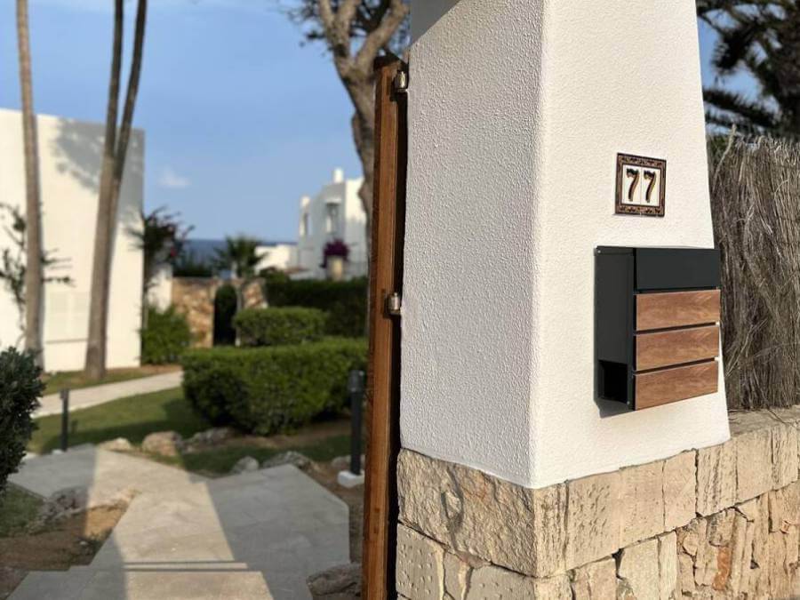 Metzler Briefkasten Anton Anthrazit Namensschild-Szenario Hauseingang mit Treppen