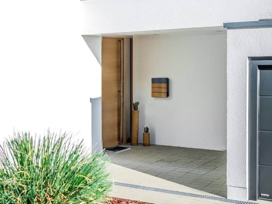 Metzler Briefkasten Anton Anthrazit - Szenario am Hauseingang