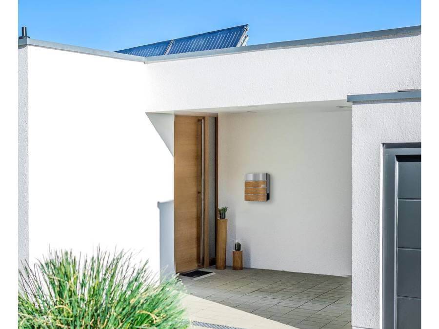 Metzler Briefkasten Anton mit Edelstahl-Namensschild- Bild aus der Ferne vom Hauseingang