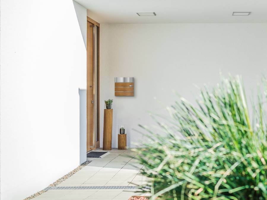 Metzler Briefkasten Anton mit Edelstahl Namensschild - Szenario am Hauseingang