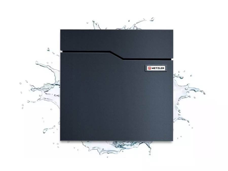 Metzler Briefkasten Hoffmann mit austauschbarem Namensschild - frontal mit Wasser im Hintergrund