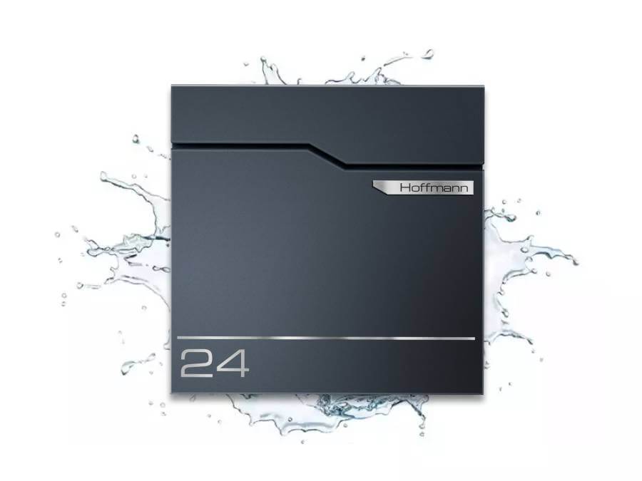 Metzler Briefkasten Hoffmann - frontal mit Wasser im Hintergrund