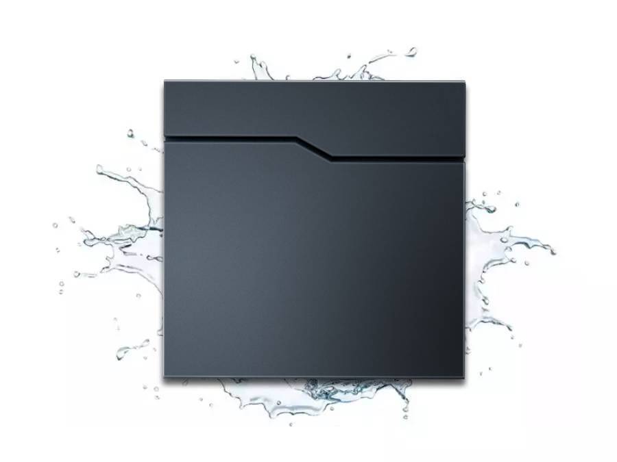 Metzler Briefkasten Hoffmann - frontal mit Wasser im Hintergrund