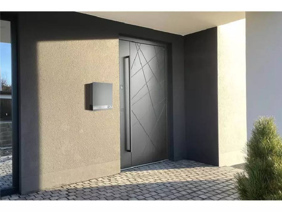 Metzler Briefkasten Lepo 1 Graualuminium Szenario am Hauseingang