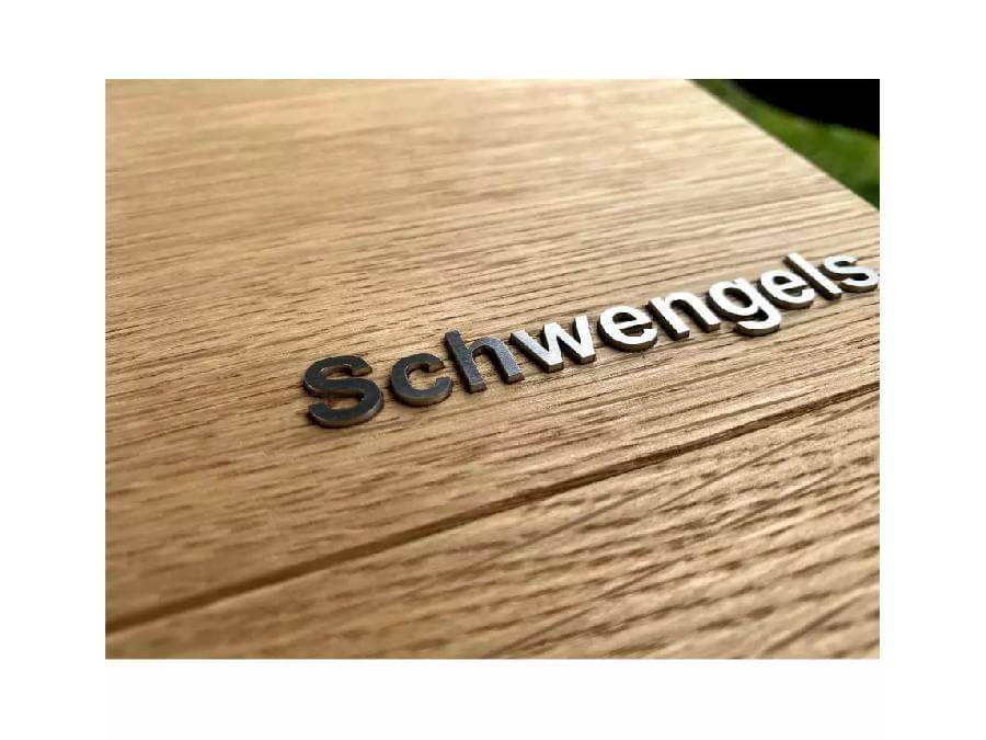 Metzler Briefkasten Masiva Echtholz Eiche - Nahaufnahme 3D-Buchstaben