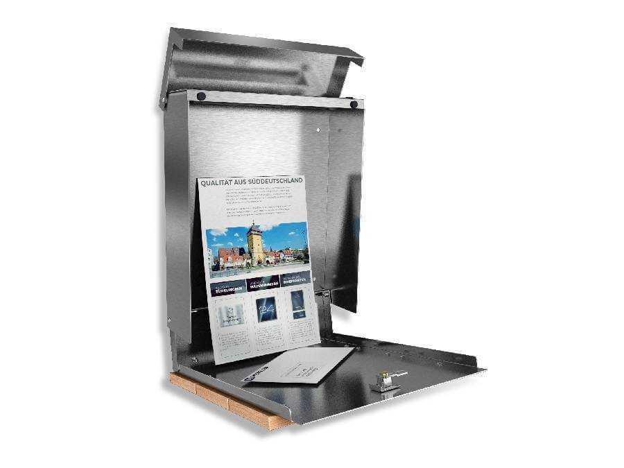 Metzler Briefkasten Lärche - geoeffnet mit Post als Inhalt