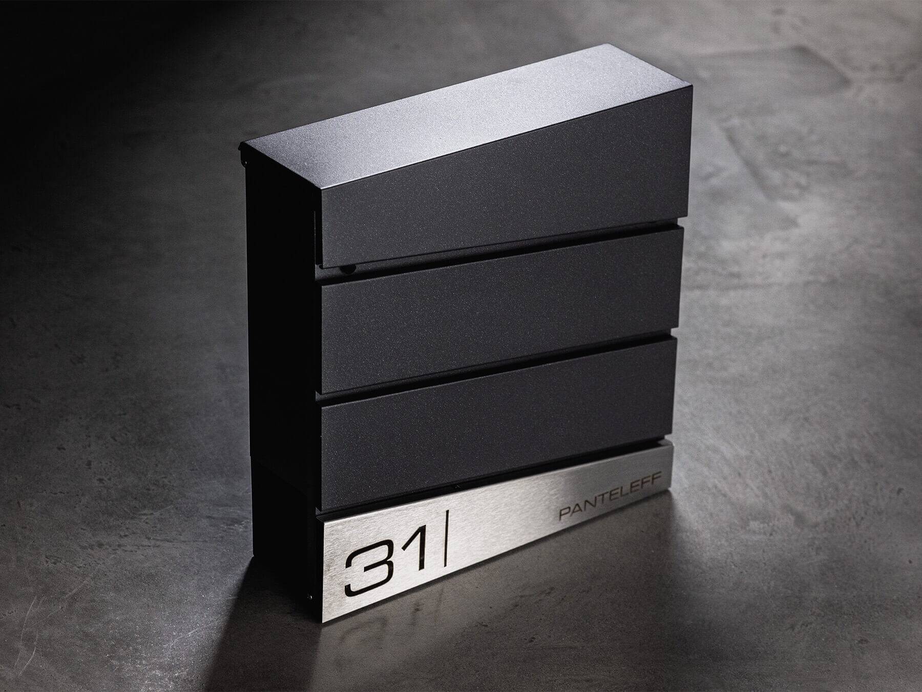 Metzler Briefkasten Neumann seitlich schwarz am Boden