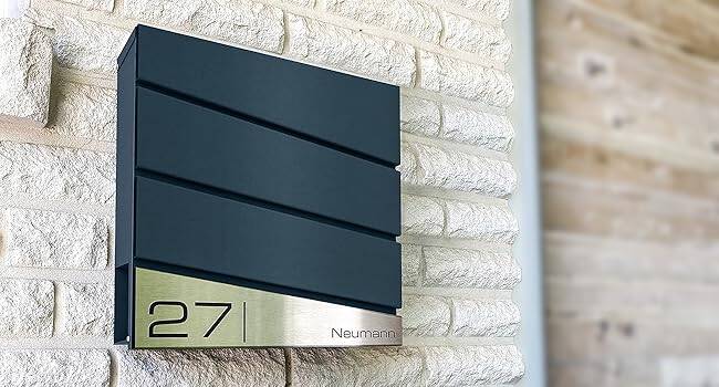 Metzler Briefkasten Neumann an der Hauswand