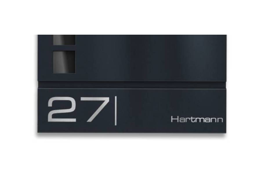 Metzler Briefkasten Cube Anthrazit - frontal Nahaufnahme der Gravurleiste  