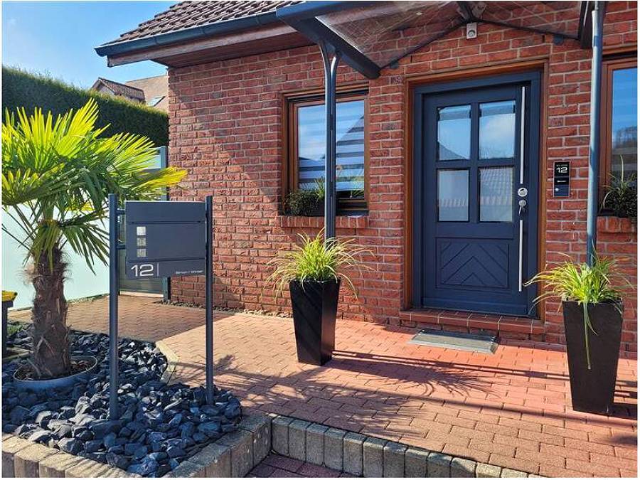 Metzler Standbriefkasten Cube Anthrazit am sonnigen Hauseingang