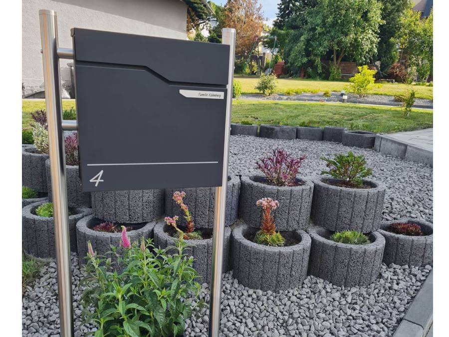 Metzler Standbriefkasten Hoffmann - am Hauseingangsbereich