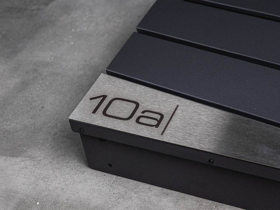 Metzler Briefkasten Neumann Gravurleiste Nahaufnahme