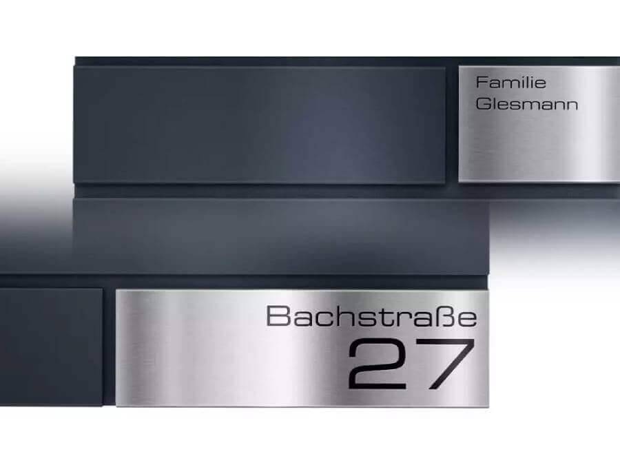 Metzler Standbriefkasten Modell-G Gravurleisten  frontal Nahaufnahme