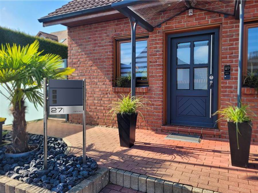 Metzler Standbriefkasten Oltmannn Szene am Hauseingang