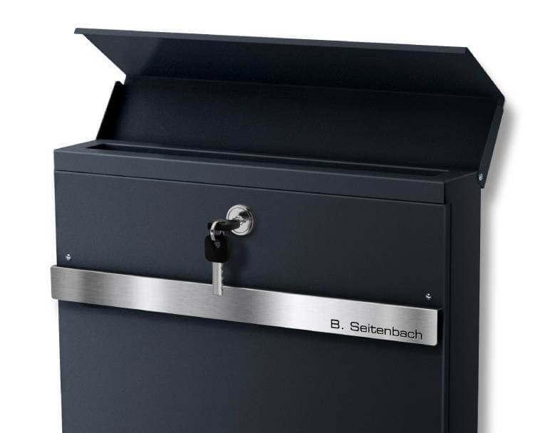 Metzler Briefkasten Stelio geoeffnet Nahaufnahme Lasergravurplatte