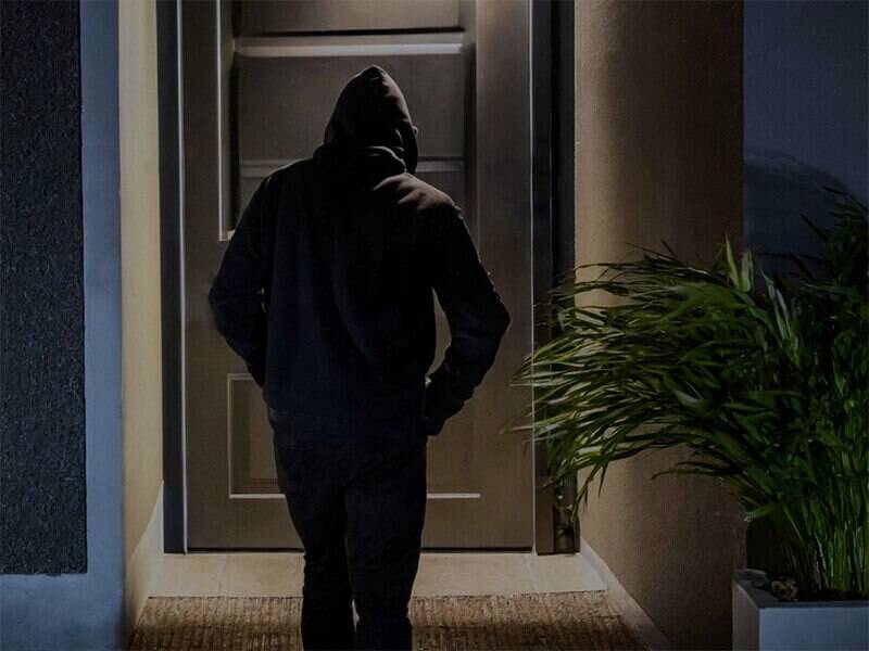 Ein Einbrecher versucht die ADM10 abzumontieren