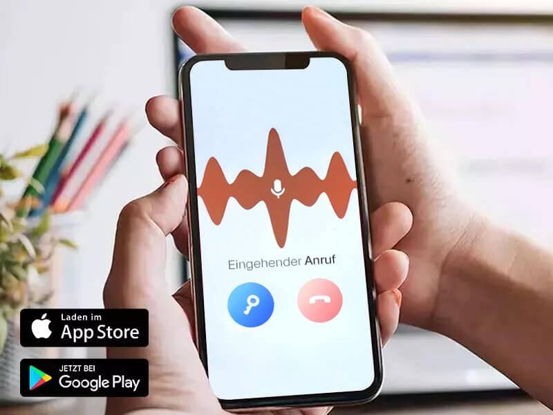 Hand mit Handy in der Hand auf dem ein Videoanruf zu sehen ist
