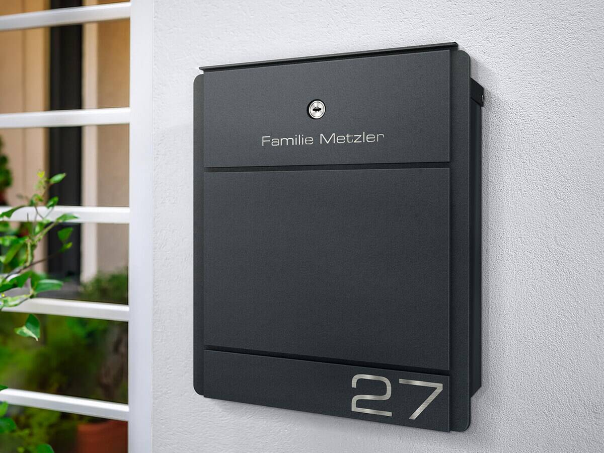 Metzler briefkasten Modell 01 in Anthrazit an einer Hauswand montiert