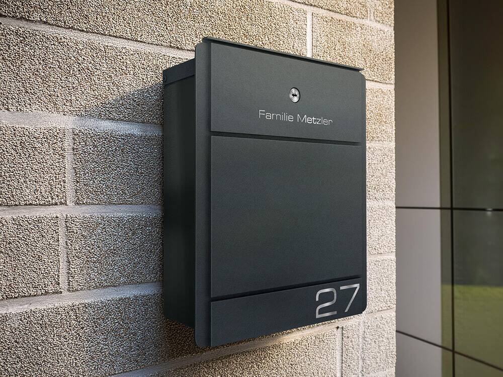 Metzler Briefkasten Modell 01 in Anthrazit - Szenario an der Fassade