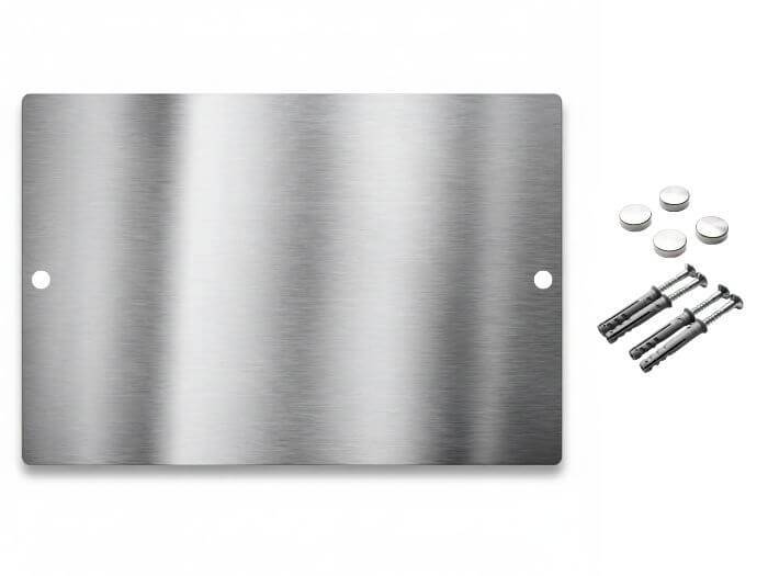 Hausnummernschild mit Bohrlöchern und passenden Schrauben