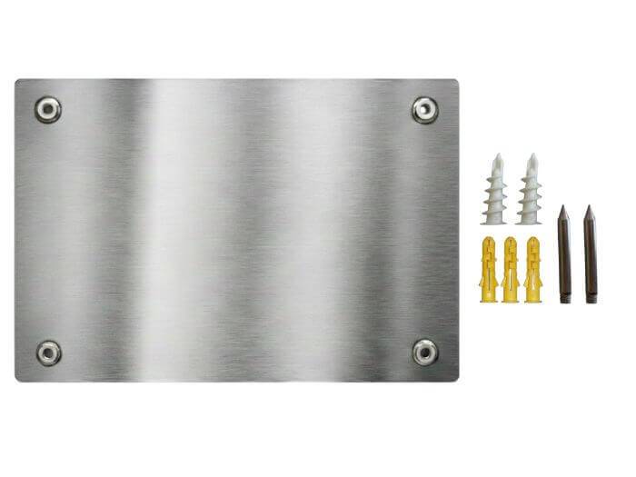 Hausnummernschild mit Gewindebuchsen und Befestigungsmaterial