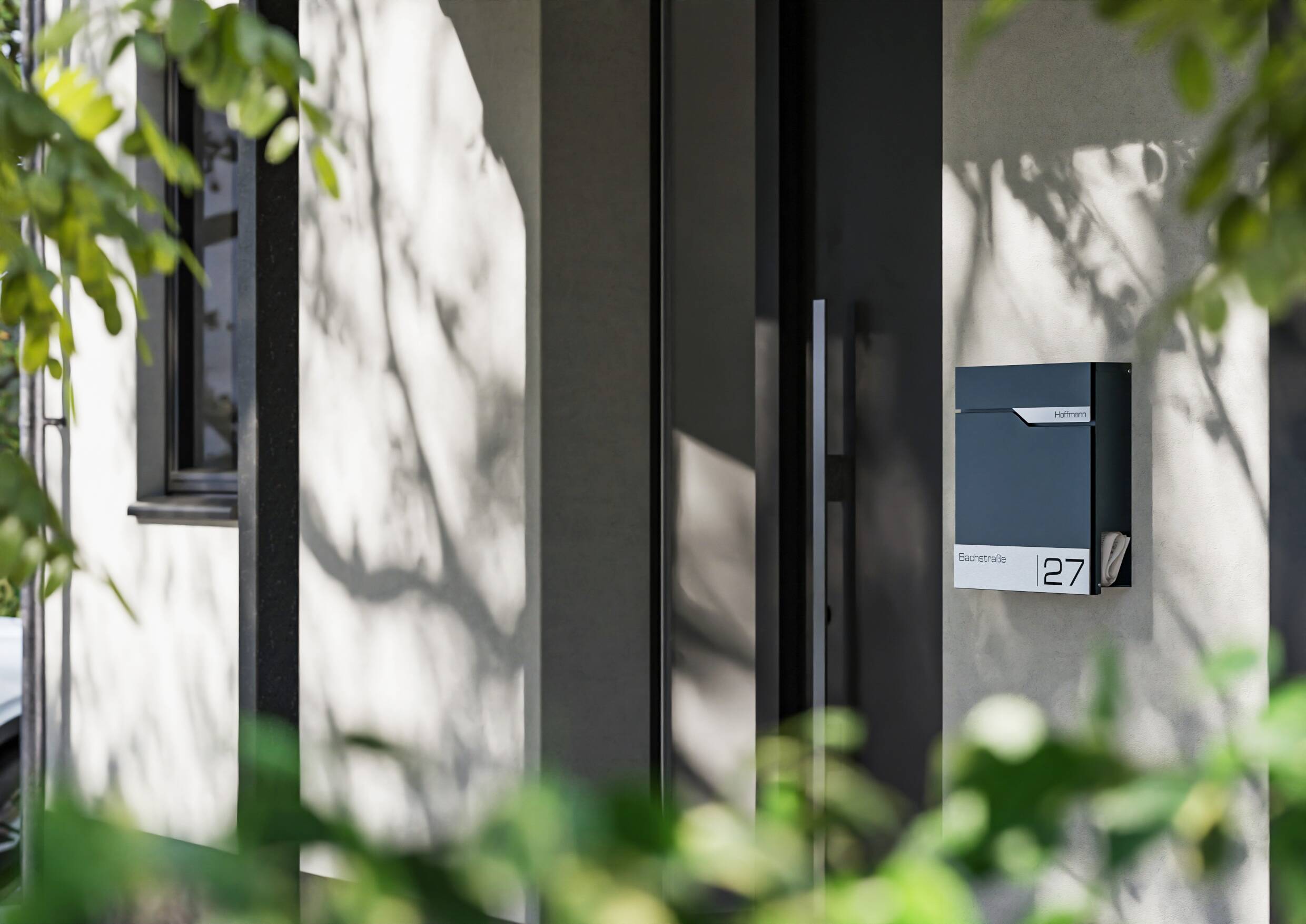 Metzler Briefkasten Siebert Anthrazit mit Zeitung