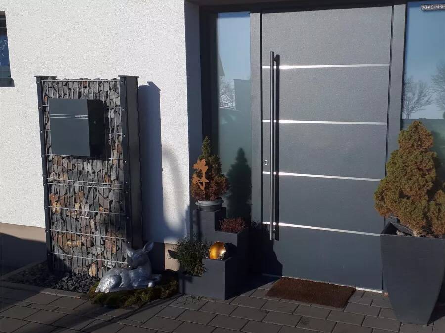 Metzler Briefkasten Siebert Anthrazit mit Zeitung