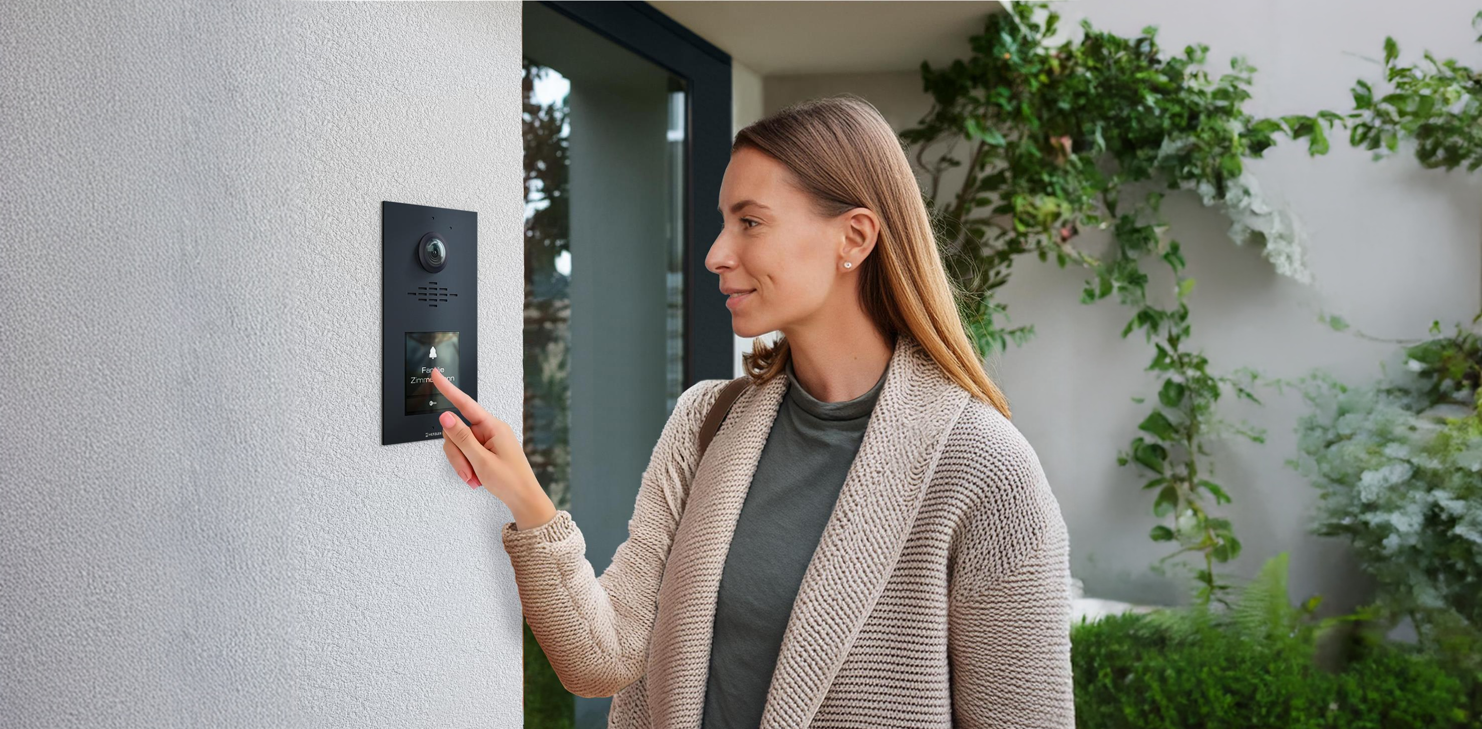 Frau bedient die Horizon Sprechanlage von Metzler