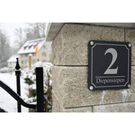 Quadratische Hausnummer in Anthrazit RAL7016 inkl. Gravur