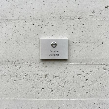 Metzler Aufputz Türklingel | personalisiert mit Gravur | Edelstahl-Taster mit LED | Edelstahl gebürstet | Vitus