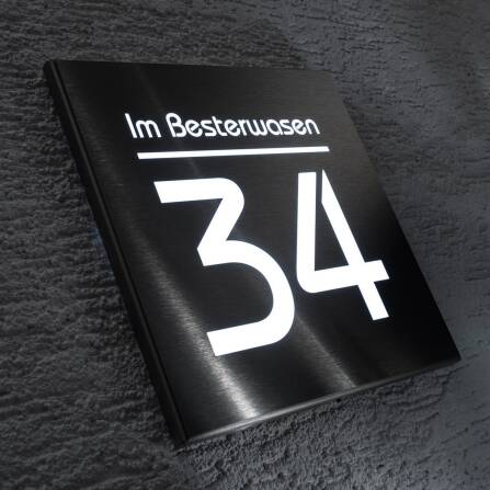 Hausnummernschild aus Edelstahl mit weißer LED-Beleuchtung