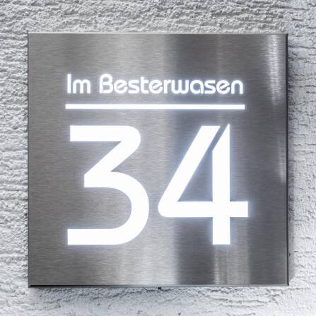 Hausnummernschild aus Edelstahl mit weißer LED-Beleuchtung