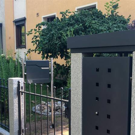 Metzler Briefkasten austauschbares Namensschild | Anthrazit  | Hoffmann