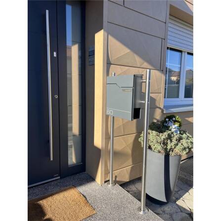 Metzler Standbriefkasten Anthrazit austauschbares Namensschild | Hoffmann