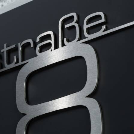 Hausnummernschild Anthrazit mit Schriftzug aus Edelstahl