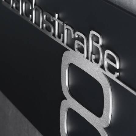 Hausnummernschild Anthrazit mit Schriftzug aus Edelstahl