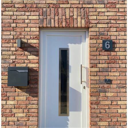 Hausnummernschild mit 3D-Ziffern aus Edelstahl in Anthrazit RAL 7016