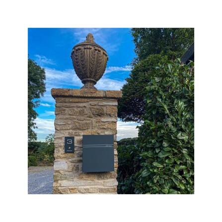 Metzler Briefkasten Anthrazit RAL 7016 Gravur | Lepo 2