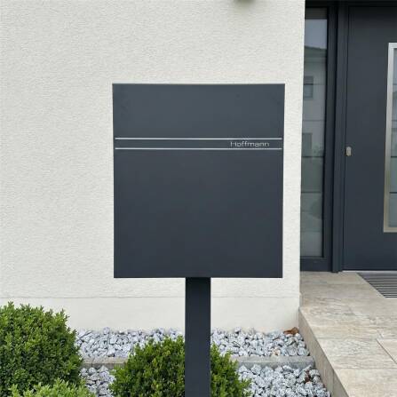 Metzler Briefkasten Standfuß Anthrazit RAL 7016 Gravur | Lepo 2